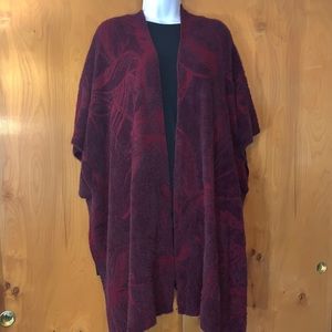 Chico’s like new 2 tone maroon fuzzy stretchy open cape, poncho sweater size S/M